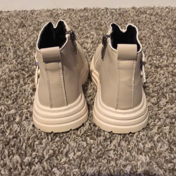 SHEIN Cream Toddler Boots - Picture 3 of 8